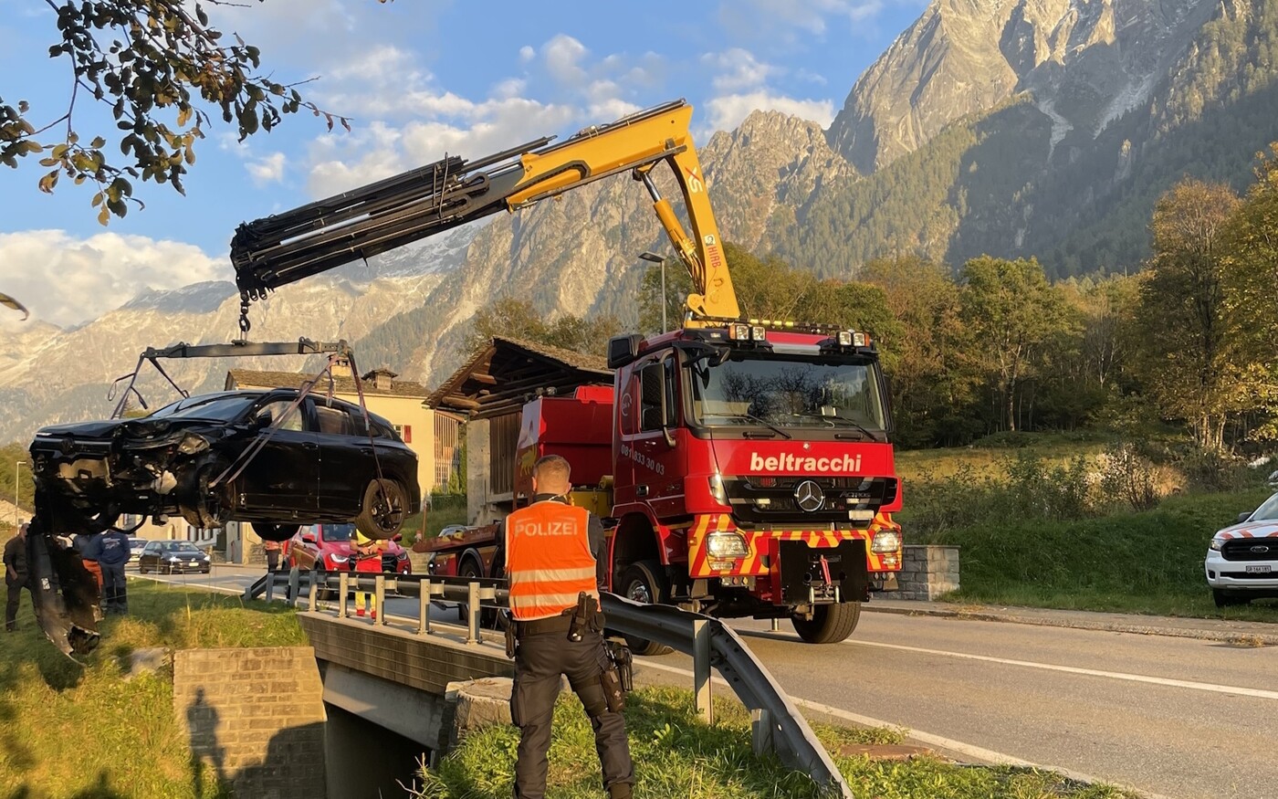 Auto precipita in un torrente a Stampa