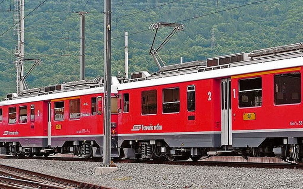 Treno bloccato a Miralago