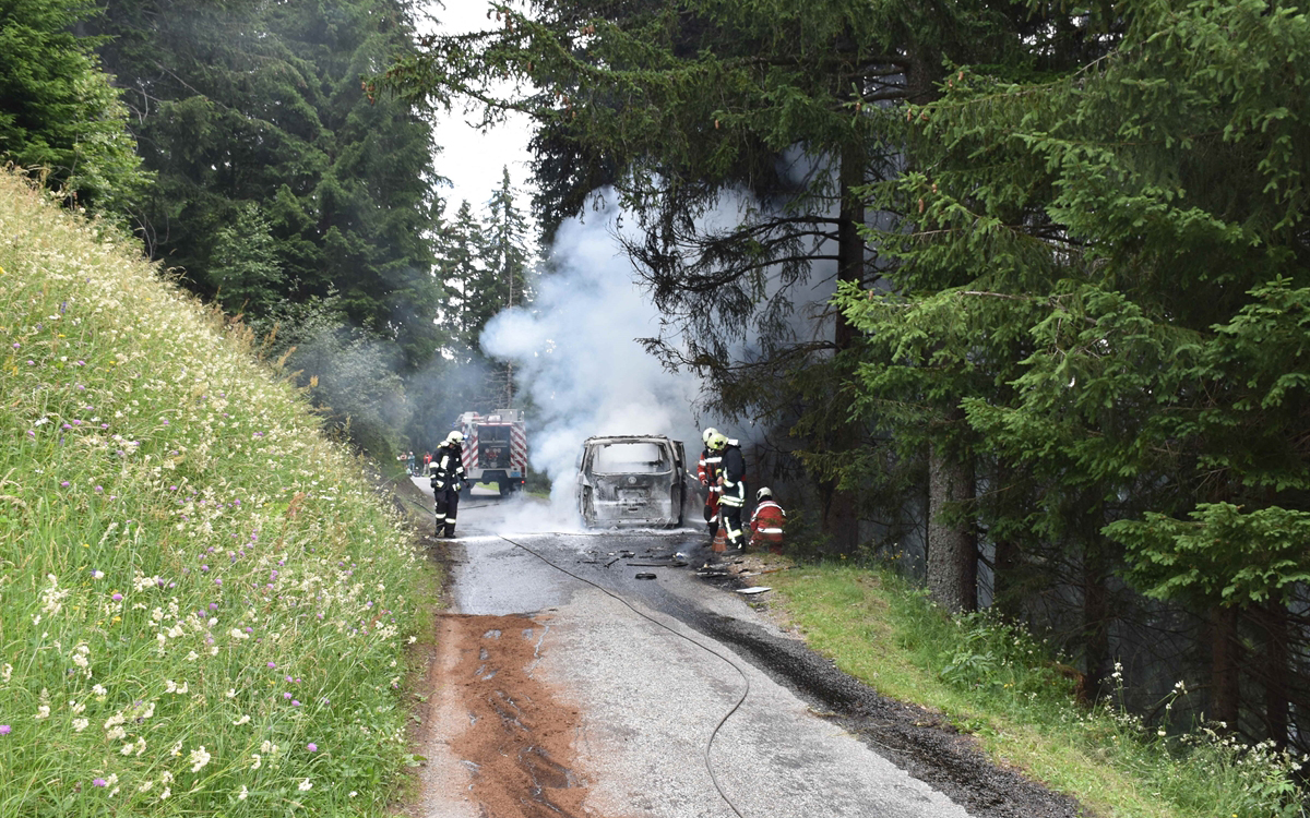 Veicolo in fiamme sulla strada per Cavaglia Veicolo in fiamme sulla strada per Cavaglia