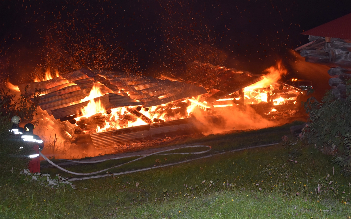 Bruciate due stalle adibite a magazzini Bruciate due stalle adibite a magazzini