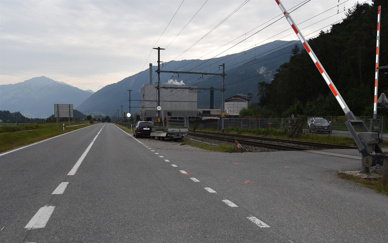 Treno urta rimorchio a passaggio a livello a Ems Treno urta rimorchio a passaggio a livello a Ems