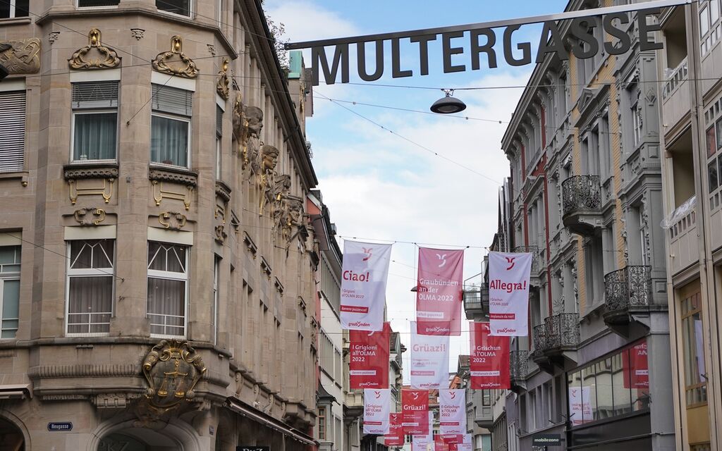 Foto Beflaggung Multergasse St.Gallen OLMA  W 1600  H 0 F8569