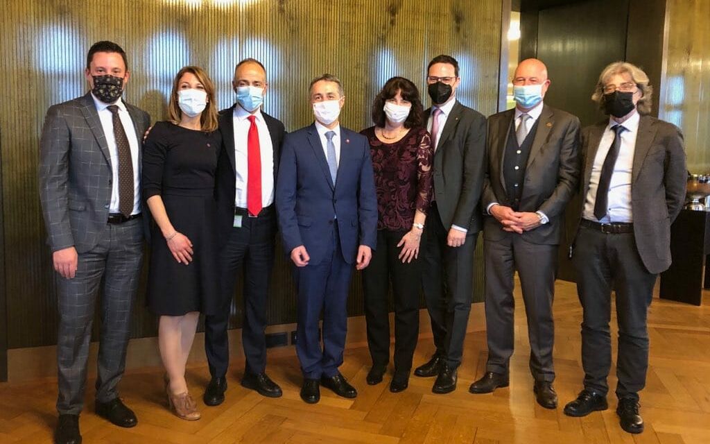 PHOTO 2021 12 08 17 53 06 F761a