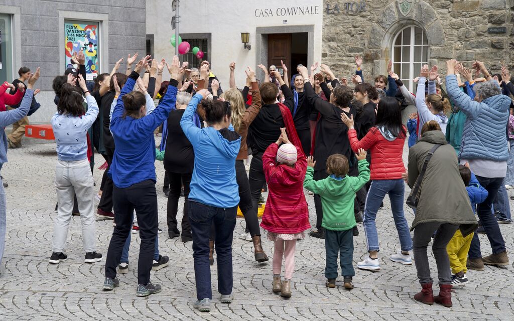 POSCHIAVO Danze In Cerchio Piazza Copyright Lara Chahine 478cd