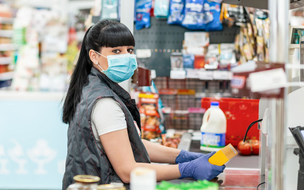 Supermercato Cassiera Mascherina Guanti Cassa Spesa AdobeStock 339855220 Scaled 3201f