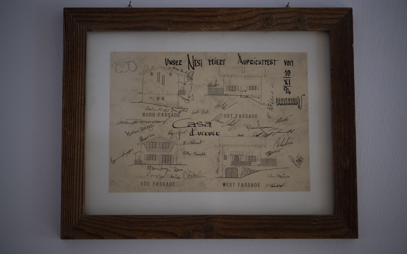 Eine Zeichnung zeigt das Haus von Franziska Boetschi in Brienz, aufgenommen in ihrem neuen Zuhause, am Dienstag, 23. September 2025, in Tinizon. Das Dorf Brienz ist seit Monaten von einem Bergsturz bedroht. Die Bewohner sind daher evakuiert. Bis Ende September koennen sie sich fuer eine vorsorgliche Umsiedlung anmelden. Franziska Boetschi will in ihrem neuen Zuhause bleiben. (KEYSTONE/Gian Ehrenzeller)