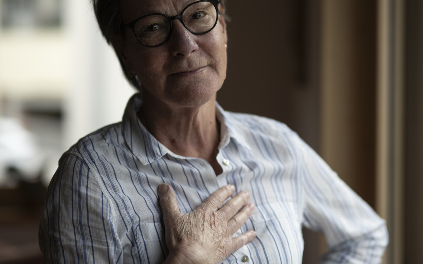 Franziska Boetschi, aufgenommen am Dienstag, 23. September 2025, in ihrem neuen Zuhause in Tinizong. Das Dorf Brienz ist seit Monaten von einem Bergsturz bedroht. Die Bewohner sind daher evakuiert. Bis Ende September koennen sie sich fuer eine vorsorgliche Umsiedlung anmelden. Franziska Boetschi moechte in ihrem neuen Daheim bleiben. (KEYSTONE/Gian Ehrenzeller)