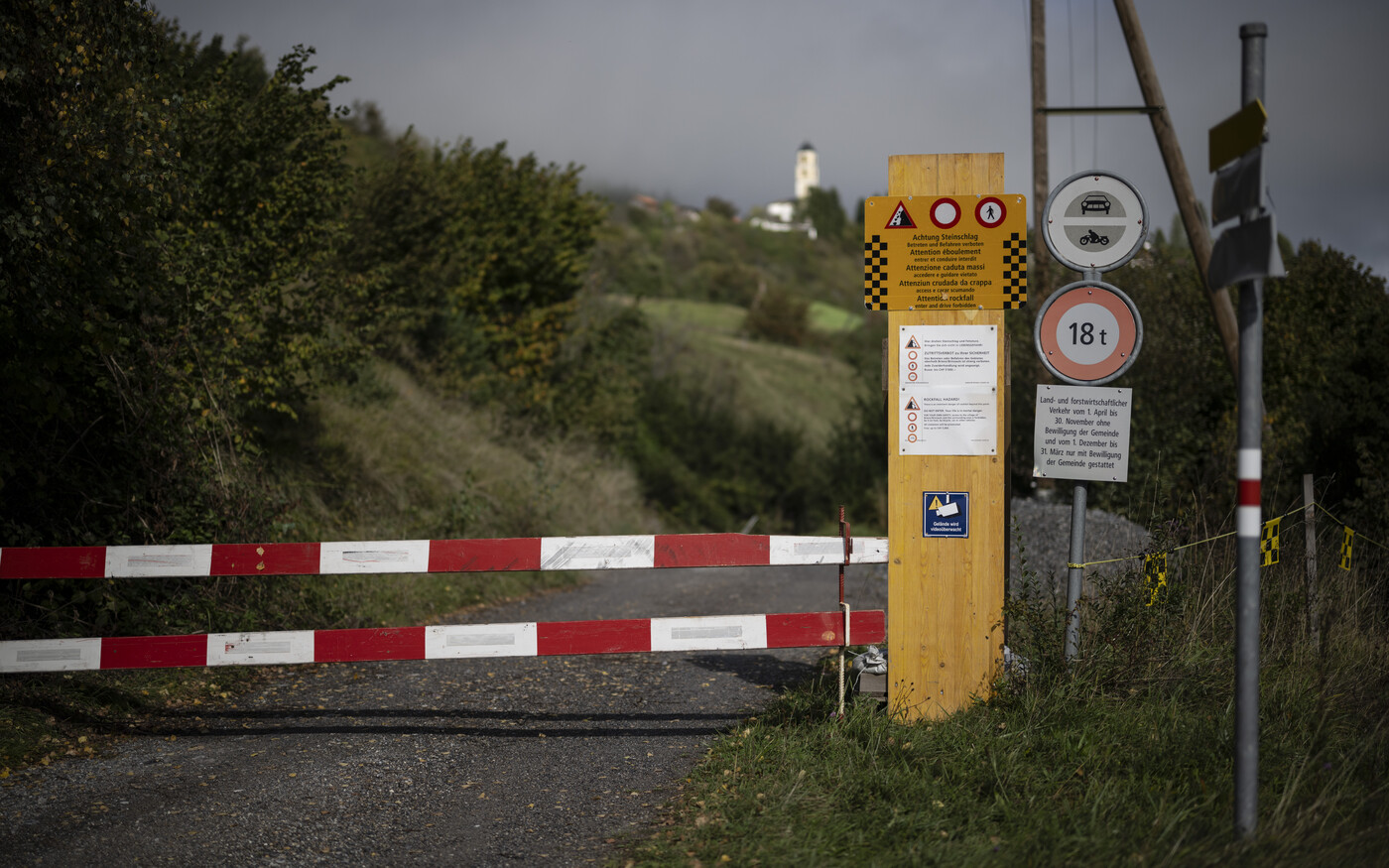 Eine Tafel informiert ueber das Zutrittsverbot, am Dienstag, 23. September 2025, in Brienz. Das Dorf Brienz ist seit Monaten von einem Bergsturz bedroht. Die Bewohner sind daher evakuiert. Bis Ende September koennen sie sich fuer eine vorsorgliche Umsiedlung anmelden. (KEYSTONE/Gian Ehrenzeller)