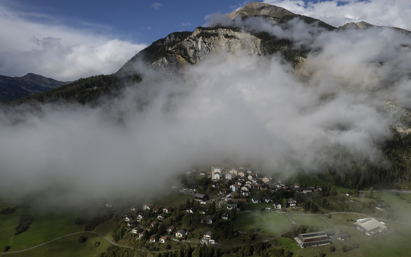 Das Dorf Brienz/Brinzauls, aufgenommen am Dienstag, 23. September 2025. Das Dorf Brienz ist seit Monaten von einem Bergsturz bedroht. Die Bewohner sind daher evakuiert. Bis Ende September koennen sie sich fuer eine vorsorgliche Umsiedlung anmelden. (KEYSTONE/Gian Ehrenzeller)