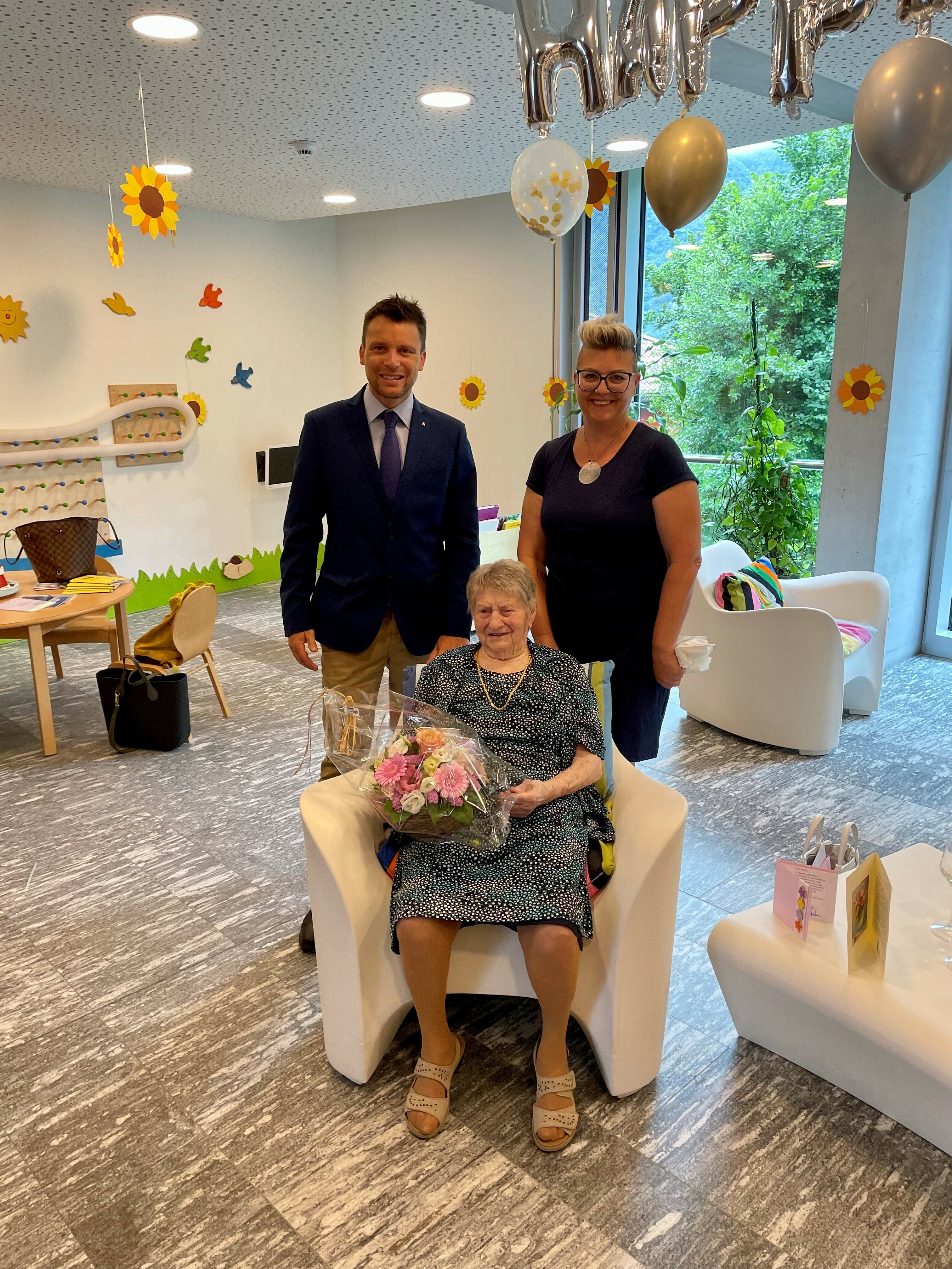 Foto 100 anni Sindaco Direttrice e41fa