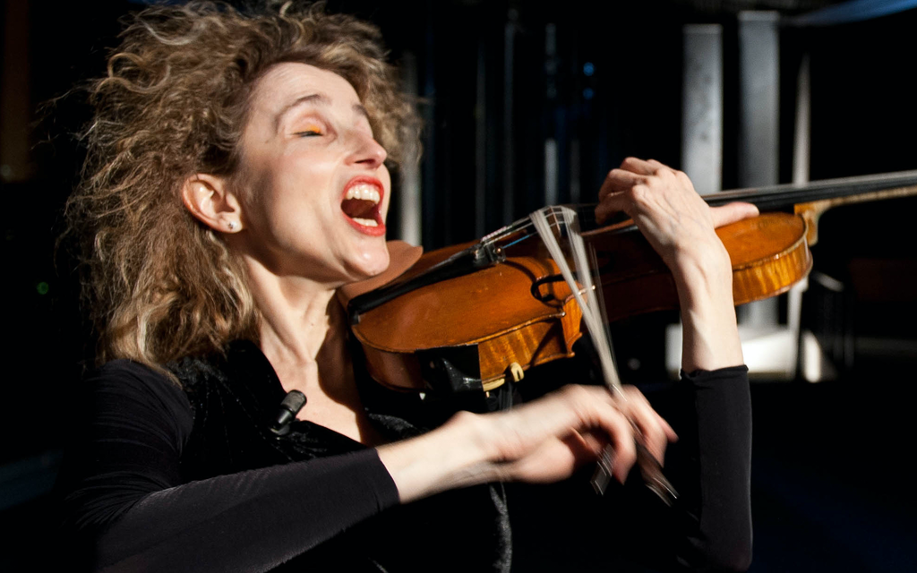 KaiBienert Hug Close C3766