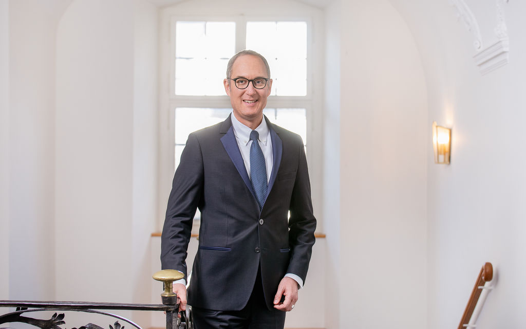 Portrait Christian Rathgeb Treppenhaus Quer 1c595