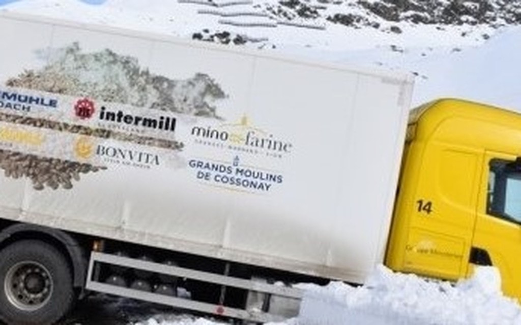 L  Camion Nella Neve Blocca La Strada Dello Julier Fg6t Aaa32