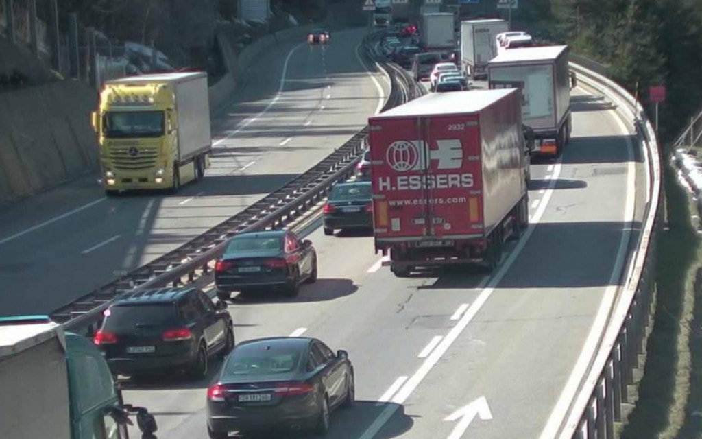 L  Code Pasquali Gia 6 Chilometri Al Portale Nord Del Gottardo Gtzl 7fe00