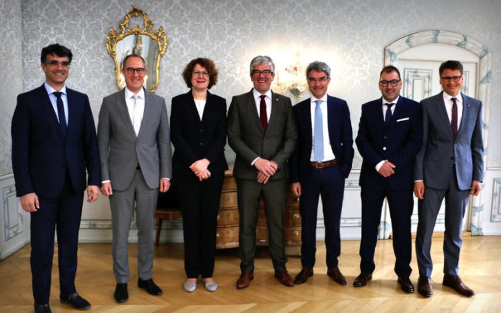 Politica 696x464 E4187