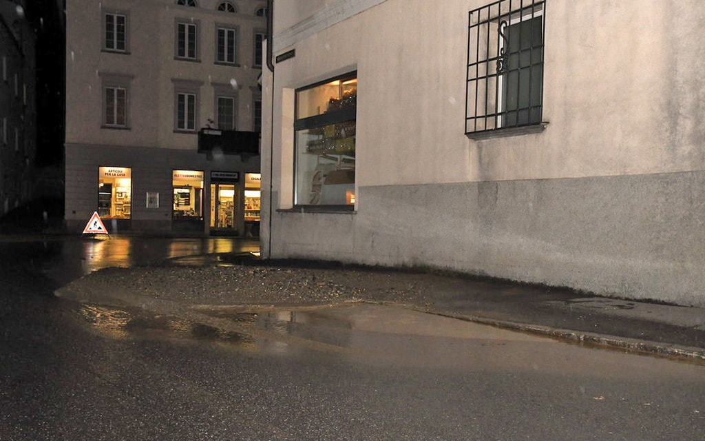 Tubo Acqua Rotto Aacaf 737a4