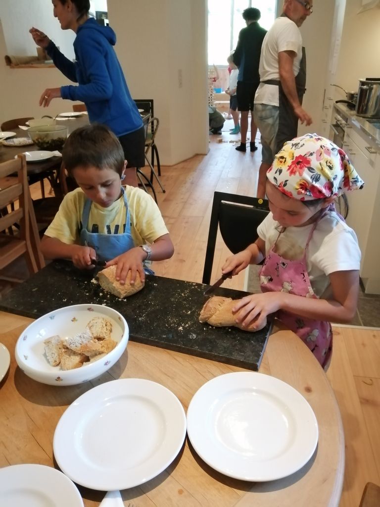 I Poschi tagliano il pane donato da Alpina delle Prese.jpg Res 2278 3656c153c29e3020dd82a4ff6f8b2cca