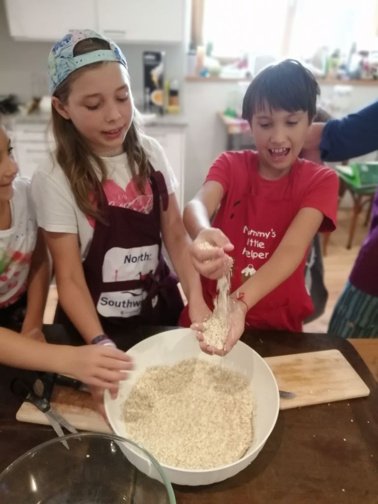 prepariamo i bischotti con Lorena.jpg Res 2278 A48e62b3710667585cee5c5a29c36929