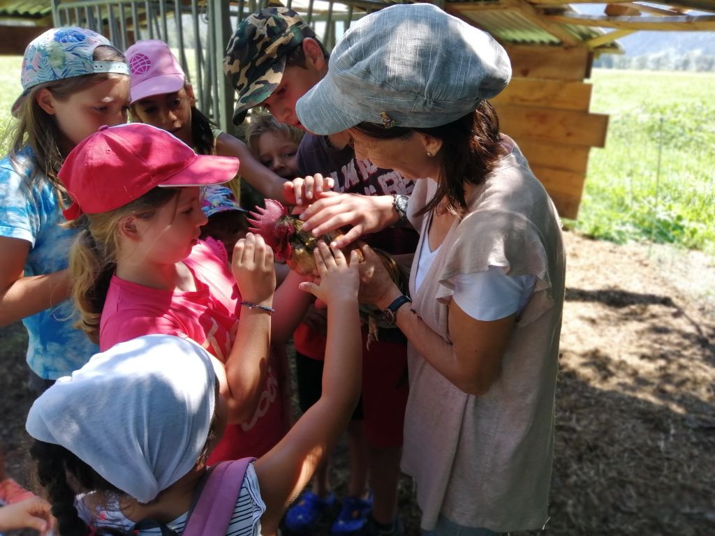 SYBILLA KÖLBENER A PAGNONCINI fa conoscere ai Poschi il mondo delle sue galline.jpg Res 2278 Ff1390cf3cd7b8e5e9e945e0ddf8b5f0