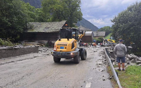 Una colata di sassi invade la strada a Stampa