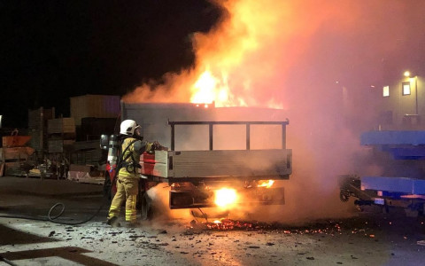 Furgoncino a cassone in fiamme a San Vittore