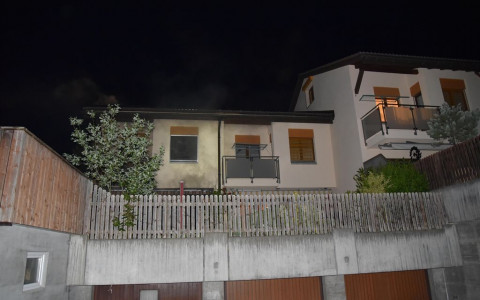 Incendio nella cucina di una casa bifamiliare