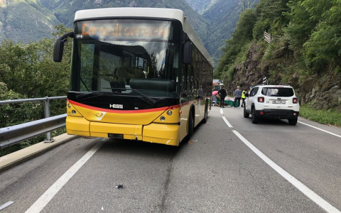 Scontro frontale sulla strada della Calanca