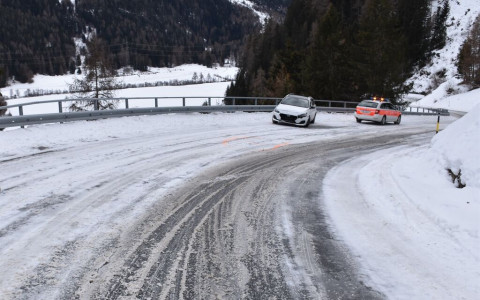 Riparte dopo frontale, ma lascia carta da visita
