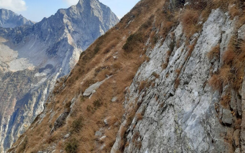 Grono: cade per 100 metri dal Piz de Sambrog