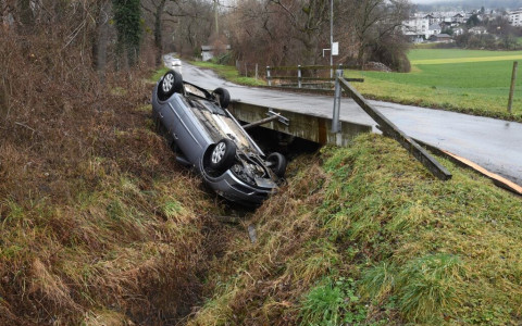 Passeggera afferra il volante, l'auto si ribalta