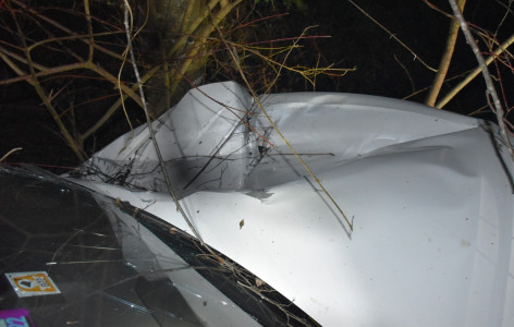 Grosso sasso cade su auto che va fuori strada