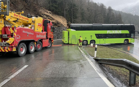 Autobus blocca la strada sul passo del Maloja