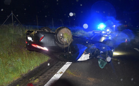 Auto si ribalta a Cama dopo aquaplaning Auto si ribalta a Cama dopo aquaplaning