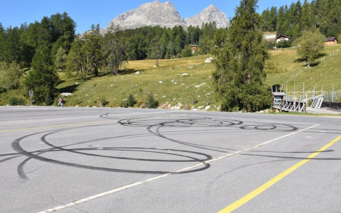 Ubriaco sgomma nel parcheggio a St. Moritz