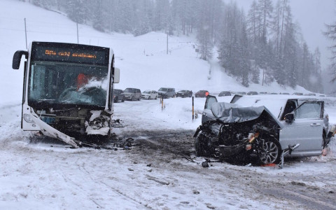 Scontro tra SUV e autobus sul Wolfgang