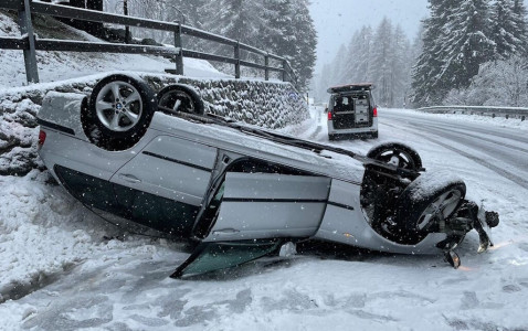 Bregaglia: incidente su neve con pneumatici estivi