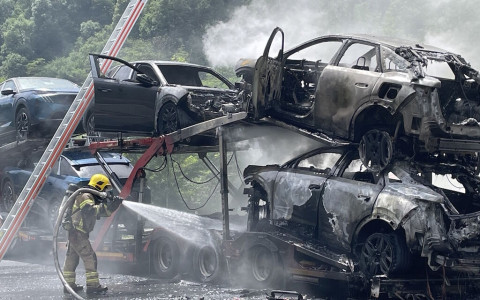 Soazza: camion con 6 auto in fiamme