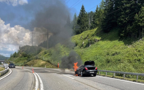 Autostrada A13, auto ha preso fuoco