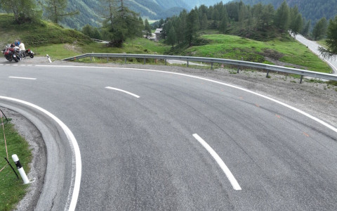 Passo Bernina: motociclista cade e si ferisce Passo Bernina: motociclista cade e si ferisce
