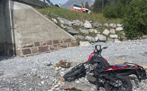 Con la moto nel letto del fiume