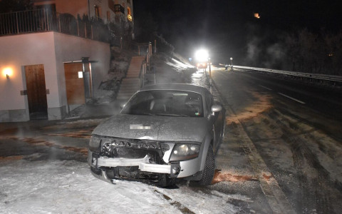 Auto contro isola spartitraffico