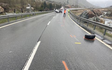 Auto capovolta sul Passo del Giulia