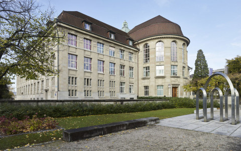 Master a Coira e dottorato a Zurigo