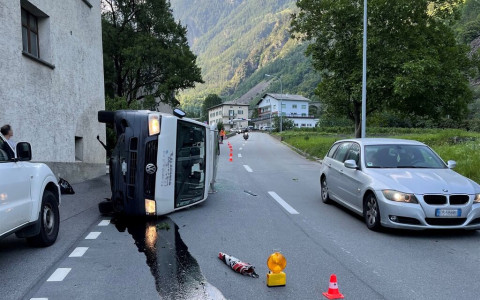 Furgone si ribalta a Brusio Furgone si ribalta a Brusio