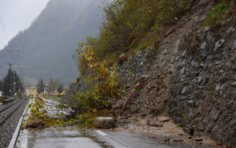 Frana a Millemorti: chiusa la strada (nuove foto)