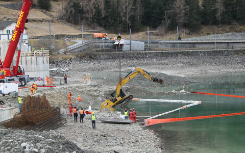 Recuperata l’escavatrice finita nel lago