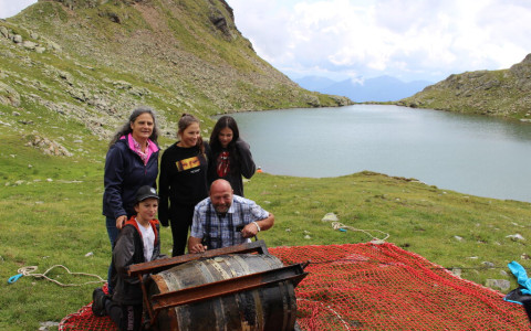 E dal lago spunta... la grappa