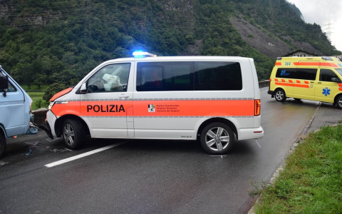 Mezzo della Polizia coinvolto in un incidente Mezzo della Polizia coinvolto in un incidente