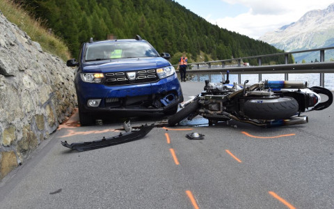 Sils Baselgia: collisione fra moto e auto