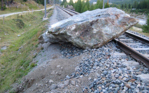 Linea del Bernina interrotta per caduta sassi